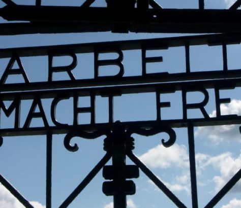 O poartă din fier forjat, care avea inscripționată lozica “Arbeit macht frei”, a fost furată din fostul lagăr de concentrare Dachau