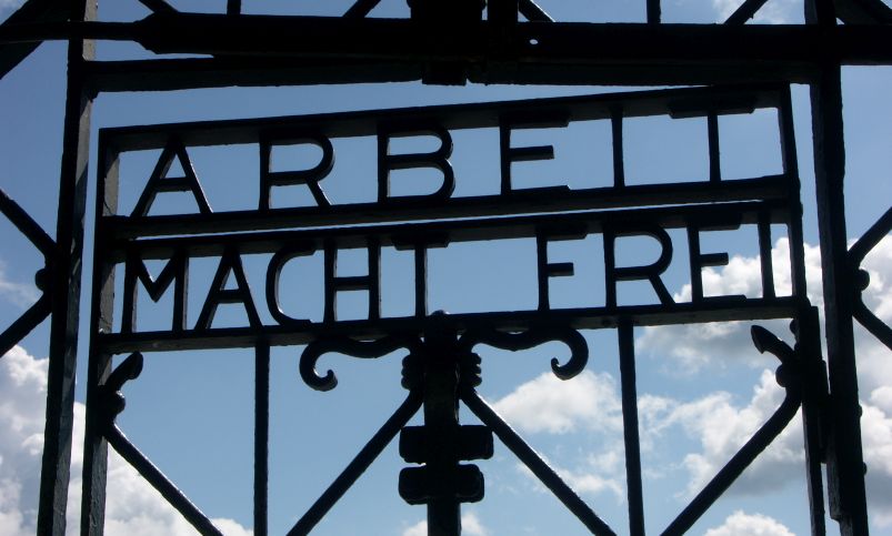 O poartă din fier forjat, care avea inscripționată lozica “Arbeit macht frei”, a fost furată din fostul lagăr de concentrare Dachau