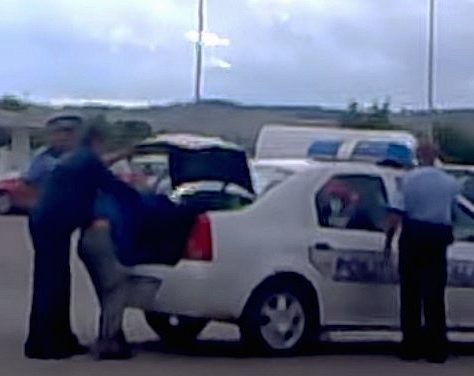 Politisti cercetati, dupa ce au bagat suspectul in portbagaj VIDEO