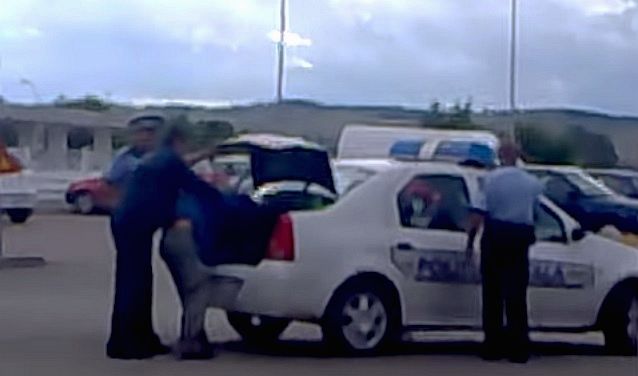 Politisti cercetati, dupa ce au bagat suspectul in portbagaj VIDEO