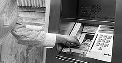 50-de-ani-de-la-primul-atm-marcati-printr-un-bancomat-auriu-si-un-covor-rosu