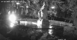 statuie-a-lui-eminescu-pazita-si-supravegheata-video-vandalizata-video