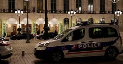 O masina a poliției in fata hotelului Ritz dupa jaf. Fotograf: THOMAS SAMSON/AFP
