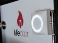 lifedoor-dispozitivul-care-inchide-usa-automat-pentru-a-proteja-impotriva-incendiilor