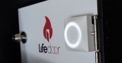 lifedoor-dispozitivul-care-inchide-usa-automat-pentru-a-proteja-impotriva-incendiilor