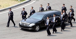 doisprezece-agenti-de-securitate-il-pazesc-pe-liderul-coreei-de-nord