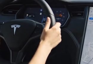 Cercetătorii în securitate au păcălit pilotul automat al unei mașini Tesla