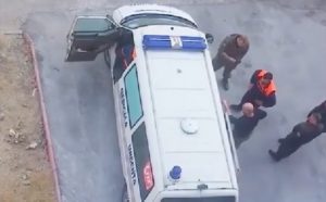 Agenți de pază filmați în timp ce lovesc un presupus pacient transportat cu ambulanța