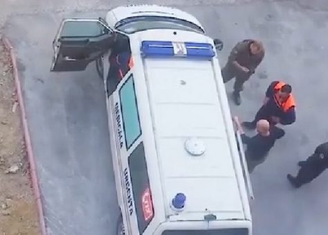 Agenți de pază filmați în timp ce lovesc un presupus pacient transportat cu ambulanța