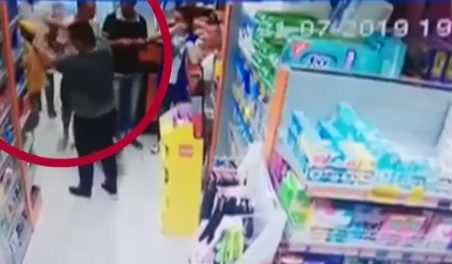Un tânăr cu probleme de vedere acuză agenții că l-au lovit și dat afară din magazin