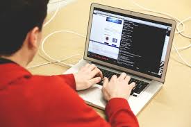 O vulnerabilitate gravă ar putea permite site-urilor web să spioneze camerele Mac