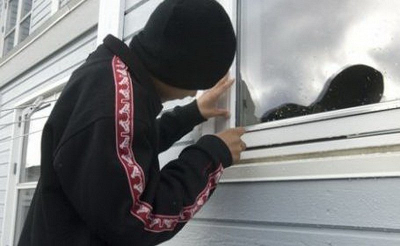 Percheziții la locuința unui hoț: Intra pe fereastră în locuințe