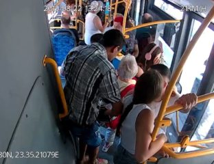 Cluj: Un șofer a blocat hoții în autobuz și a chemat poliția