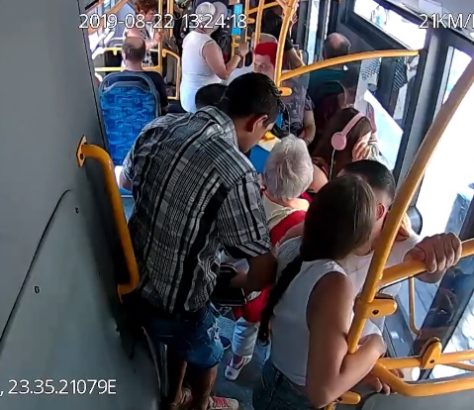 Cluj: Un șofer a blocat hoții în autobuz și a chemat poliția