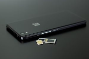 Un defect al cartelelor SIM permite hackerilor să spioneze orice telefon cu un singur SMS