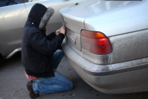 Un tânăr fura plăcuțe de înmatriculare ca să alimenteze fără să plătească