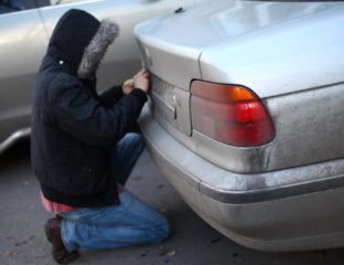 Un tânăr fura plăcuțe de înmatriculare ca să alimenteze fără să plătească