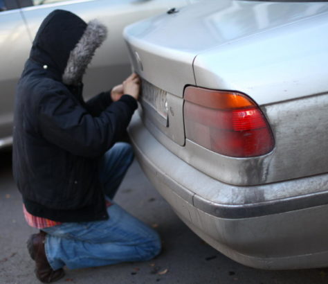 Un tânăr fura plăcuțe de înmatriculare ca să alimenteze fără să plătească