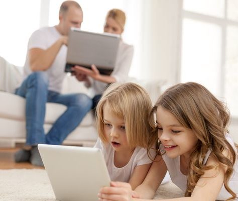 Studiu: 84% dintre părinți sunt îngrijorați de siguranța online a copiilor