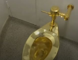 Un vas de toaletă din aur a fost furat de la o expoziție de artă